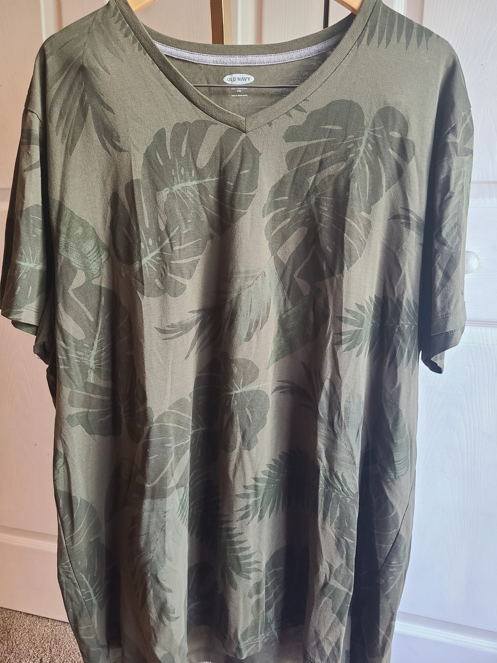 Old Navy Men's Olive Green Leaf-Print V-Neck Tee